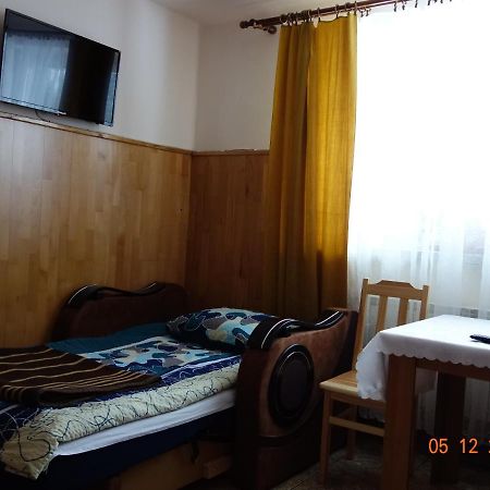 Dom Mlodziezowy W Polanie Appartement Serednie Male Buitenkant foto