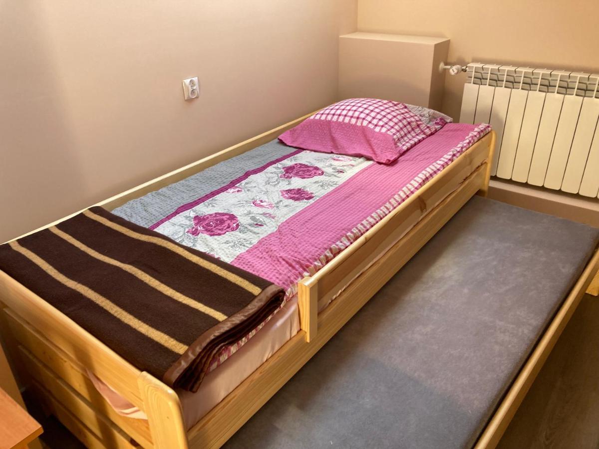 Dom Mlodziezowy W Polanie Appartement Serednie Male Buitenkant foto