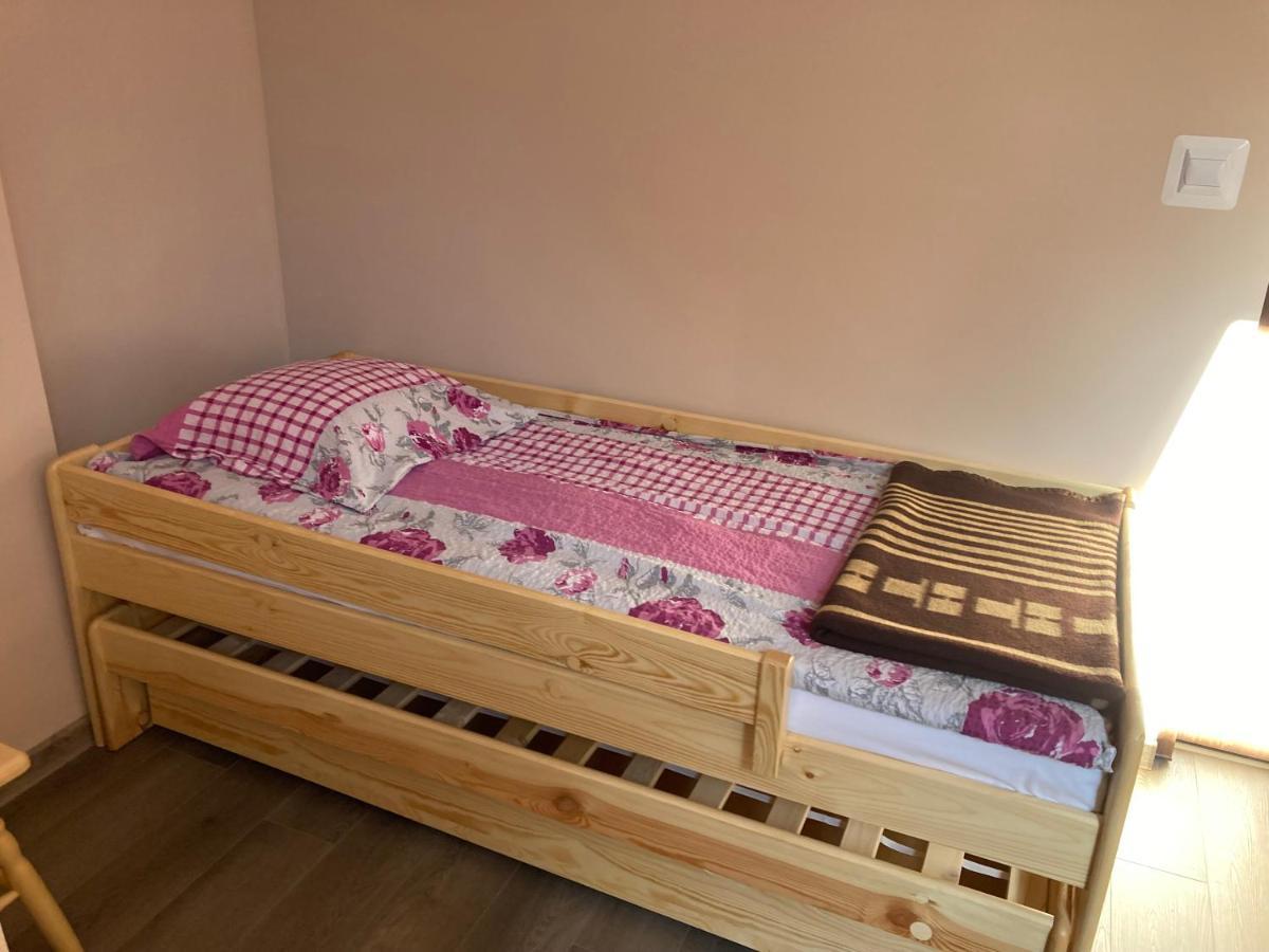 Dom Mlodziezowy W Polanie Appartement Serednie Male Buitenkant foto