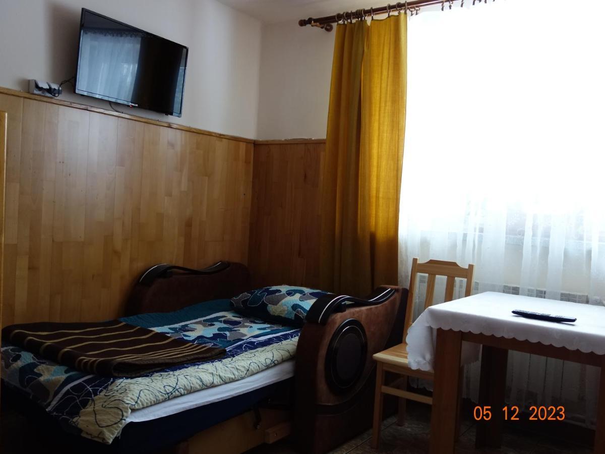 Dom Mlodziezowy W Polanie Appartement Serednie Male Buitenkant foto
