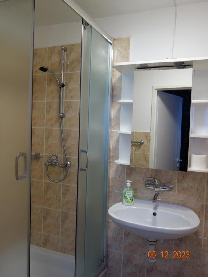 Dom Mlodziezowy W Polanie Appartement Serednie Male Buitenkant foto