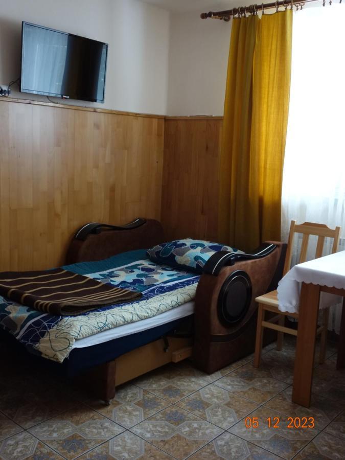 Dom Mlodziezowy W Polanie Appartement Serednie Male Buitenkant foto